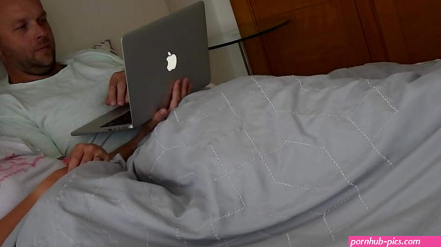 Amateur married couple watching porn together and it continued with moaning and cumshot on pussy