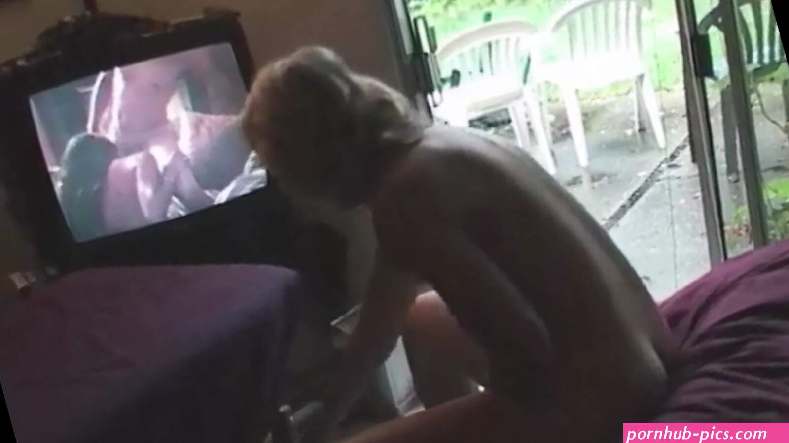 Milf masturbeert en kijkt naar porno