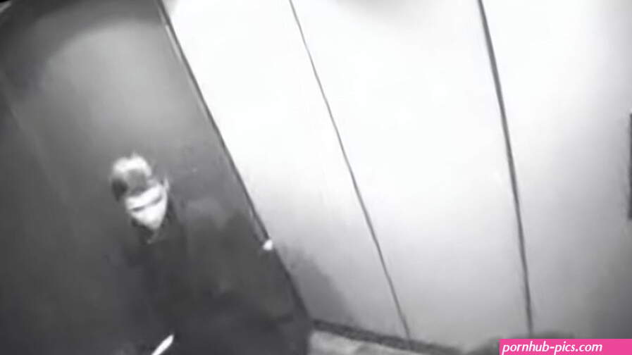 Secretary blowjob in elevator