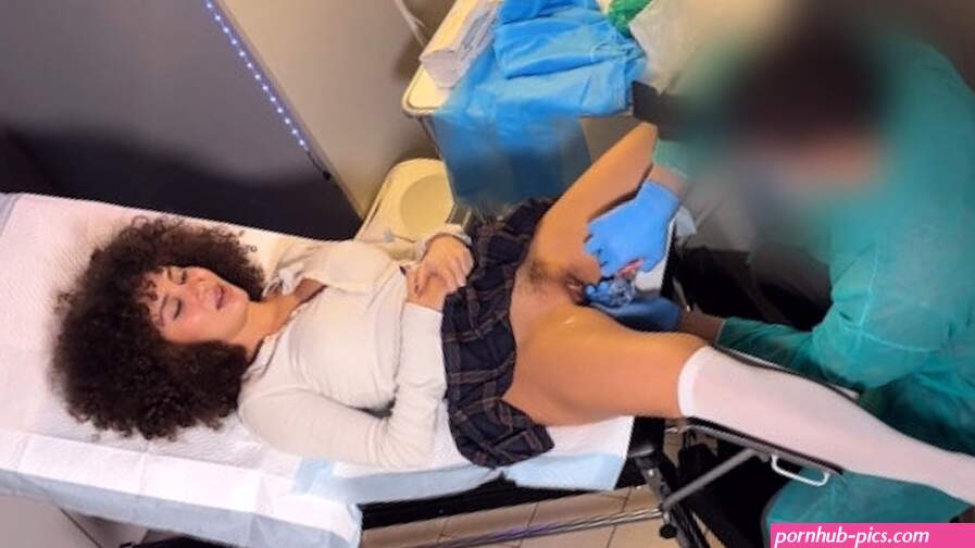 She gets CREAMPIE INSIDE by her gynecologist. Her pussy wet and ready to be fucked!
