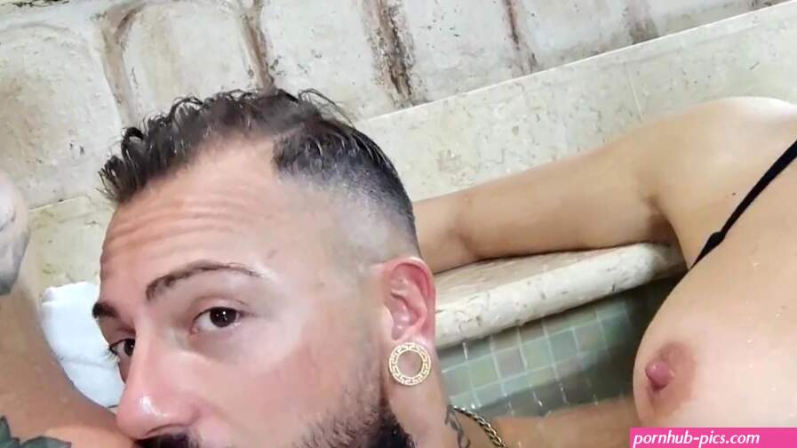 Ladymuffin and Tommy A Canaglia in the tub with Diana Zilli
