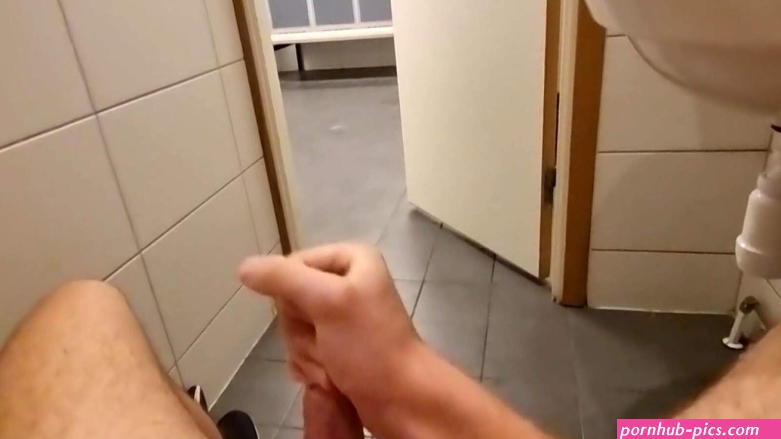 TOPPP: Risky masturbation in front of stranger