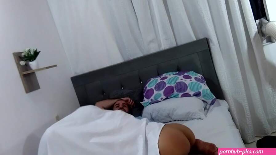 I fuck my stepsister and ask her to fill my pussy.