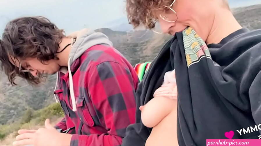 OH MIO DIO! Filmato con drone della matrigna ebrea e del figliastro che fanno sesso in pubblico con VibeWithMommy