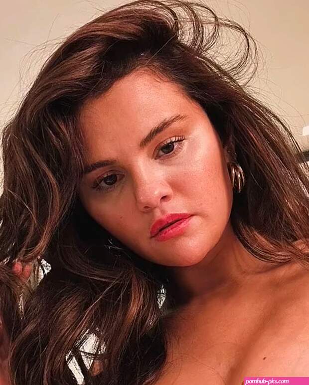 Selena Gomez poses wearing only a bra but deletes the photos within a few minutes