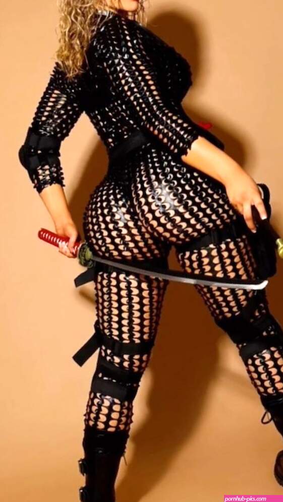Nikkita Lyons Sexy Tits and Ass Photo Collection