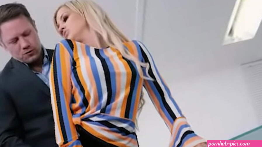 Sienna Day exhibits big tits and enjoys anal sex in the office