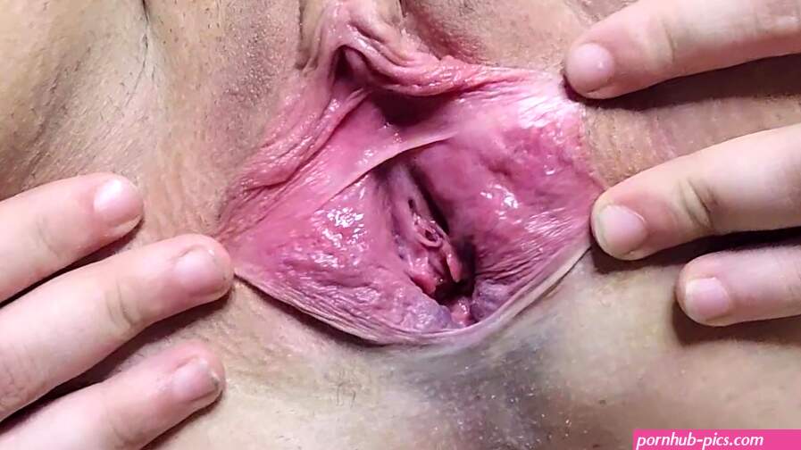 Spreading that pretty pussy open