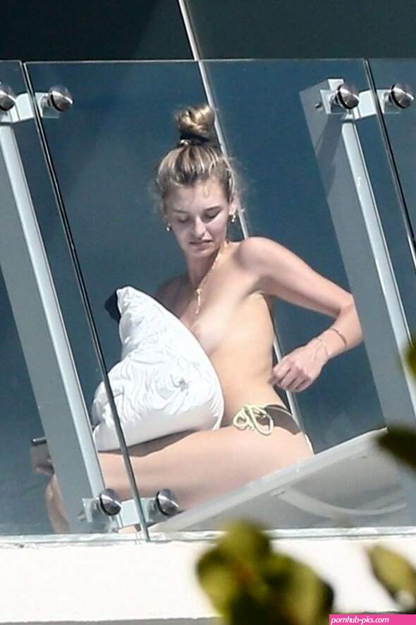 Celebrities Caught Nude By Paparazzi