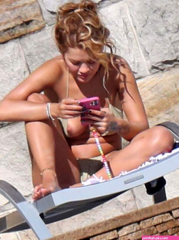 Celebrities Caught Nude By Paparazzi