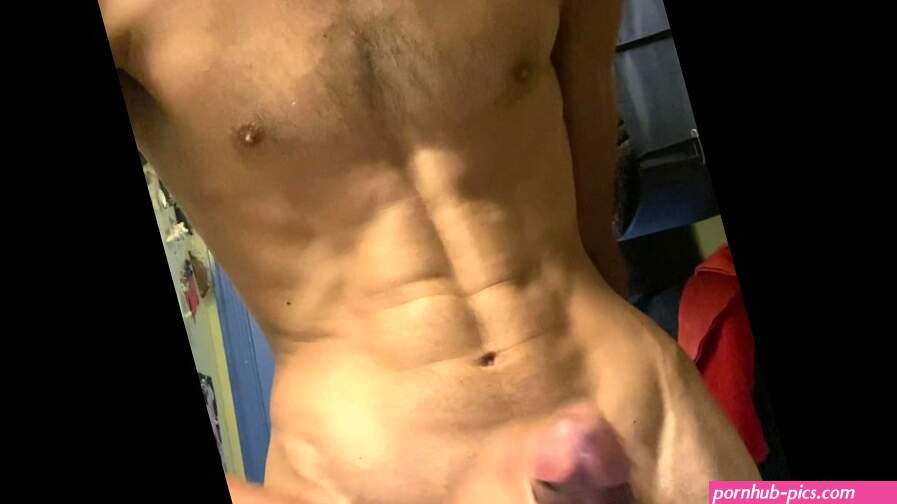 DILF Gamer Native Ecstasy melkt zijn enorme lul voor iedereen om te Enjoy
