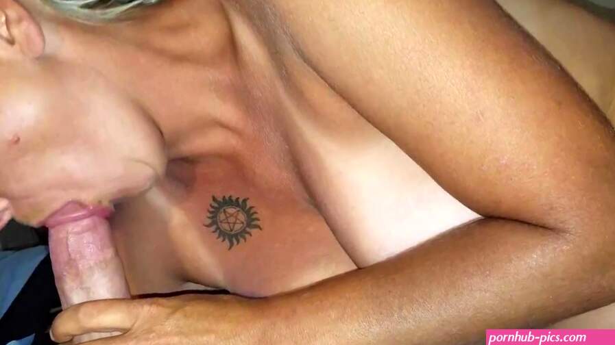 Geweldige amateur pijpbeurt van hete MILF