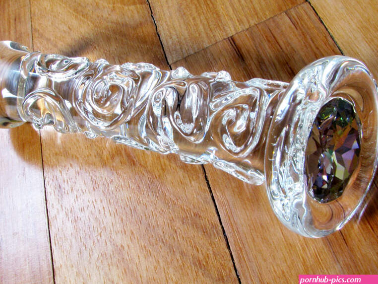 Review: Crystal Delights Ash Girl Ash Hollywood glass dildo