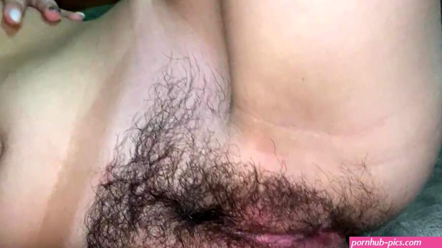 Gros plan sur la masturbation de la chatte poilue