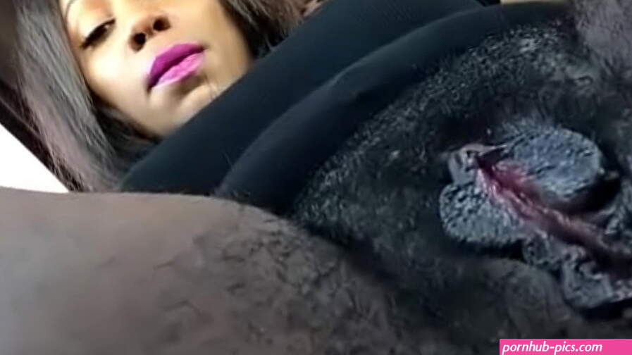 Masturbation de ma chatte poilue dans le parking de Best Buy