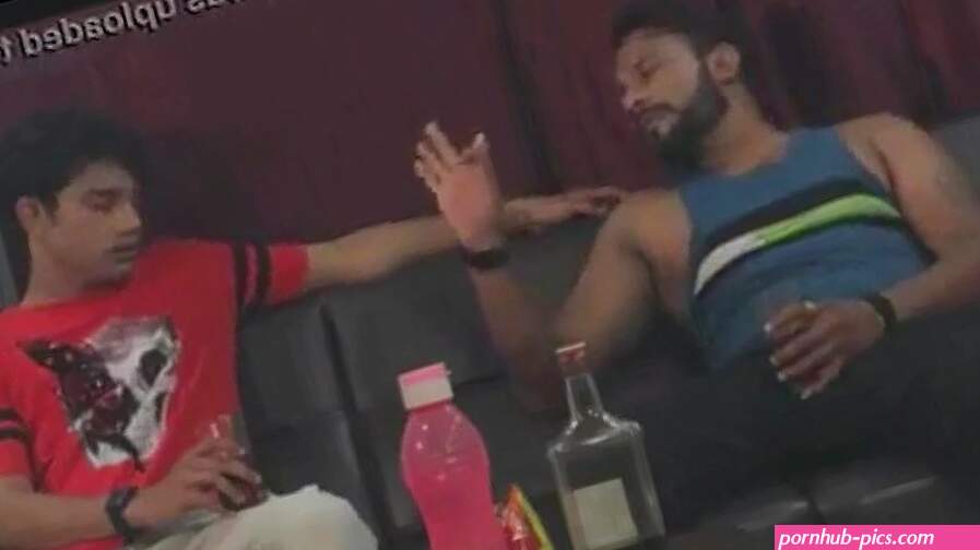 Jonge vrouw in rode sari heeft een passionele ontmoeting met haar partner Porno Video