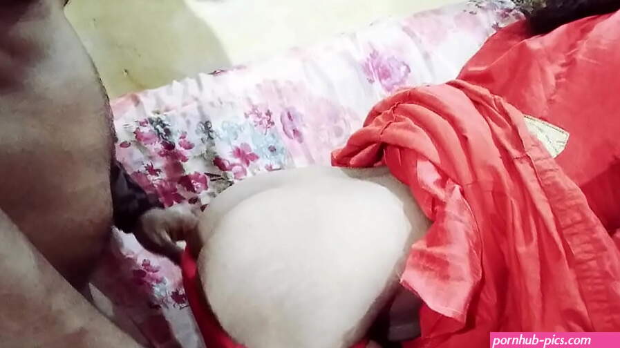 Desi wife fucked in red saree.