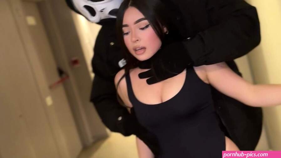 Halloween trick or treat Scream achtervolgt me en hij neukt me op de beste manier hij komt klaar in mijn mond