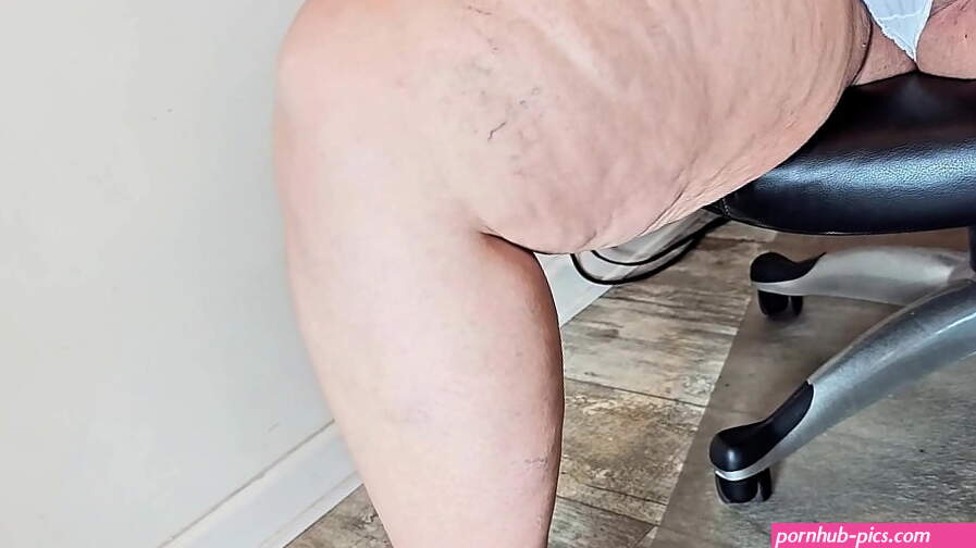 I jerk off the delivery man cum on the chicken salad and eat it after he lick my big fat pussy