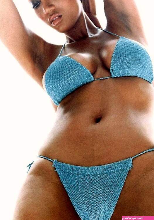 Tyra Banks Nude Meaty Pussy In Sexy Blue Bikini