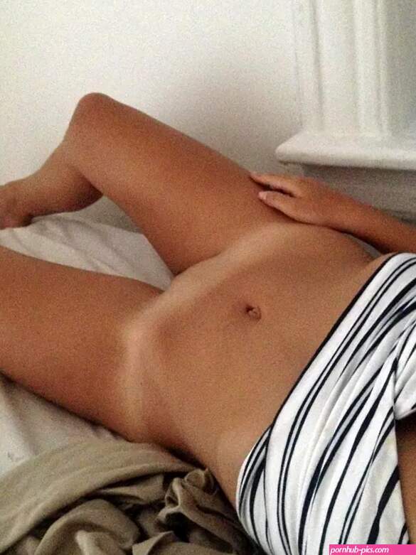 25 emily ratajkowski self shot without panties bald pussy dger49