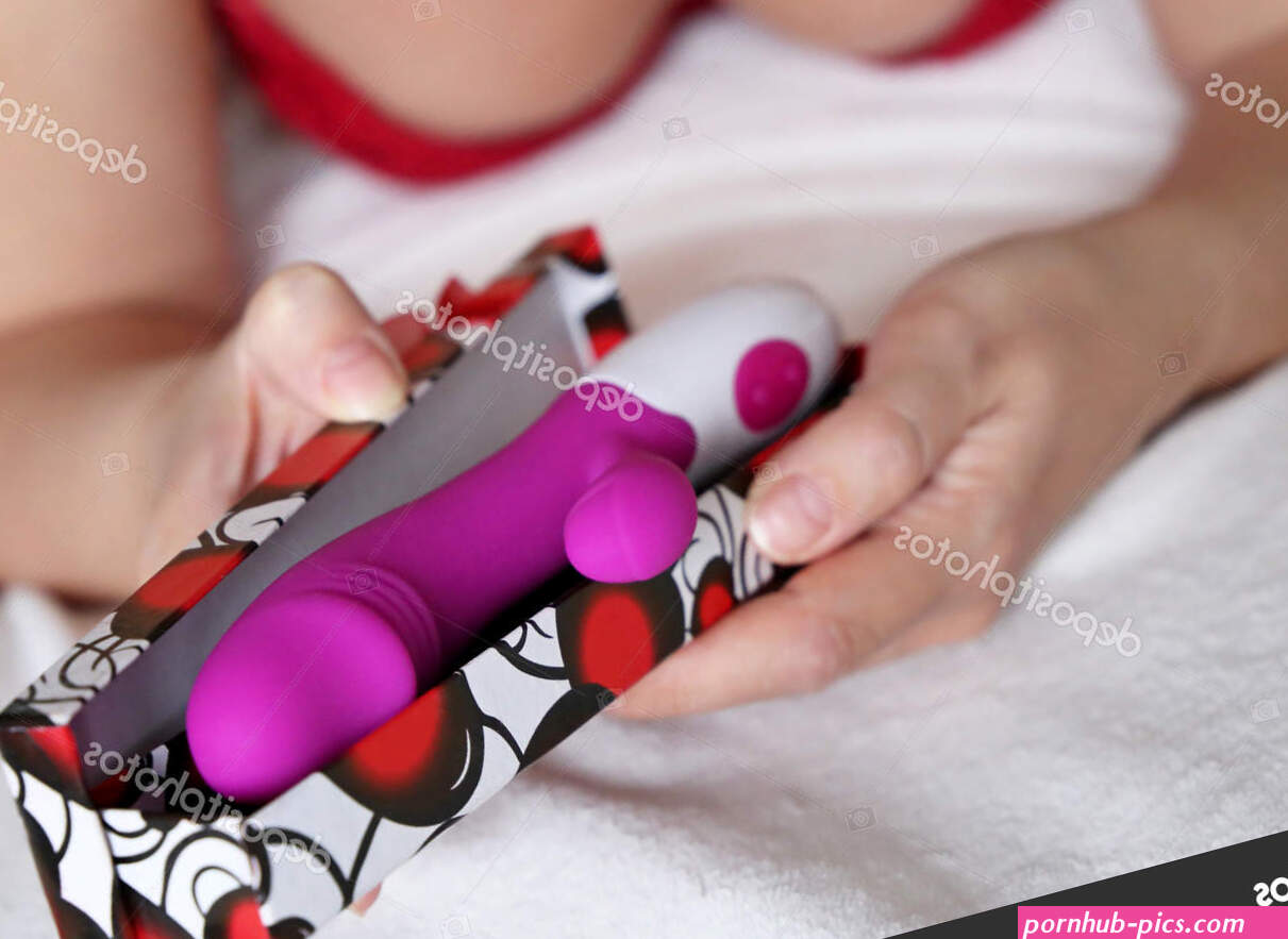Wanita Dengan Dildo Tangan Mainan Seks Untuk Permainan Dewasa Gadis Foto Stok olegpmr 317442100