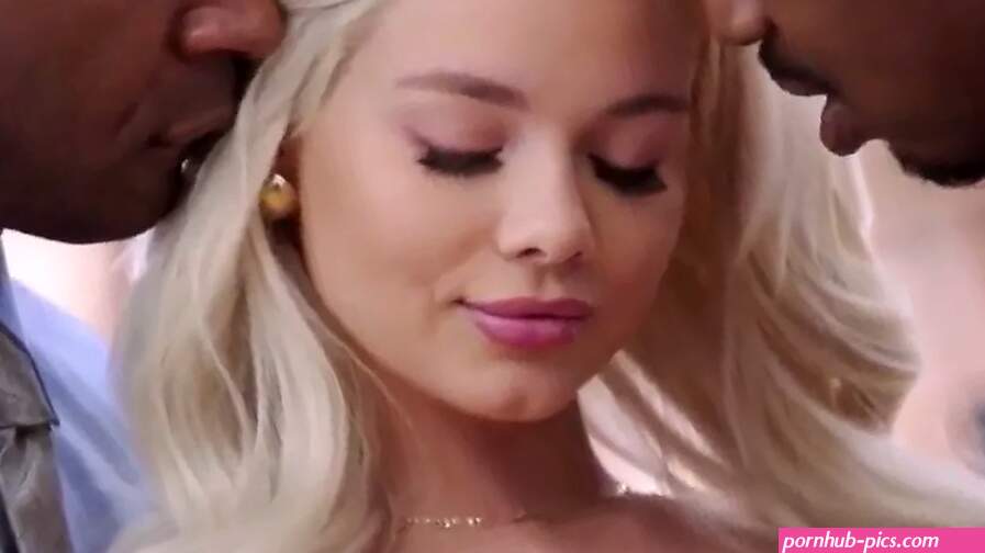 Tushy tengere Elsa vervult haar anale trio -fantasie