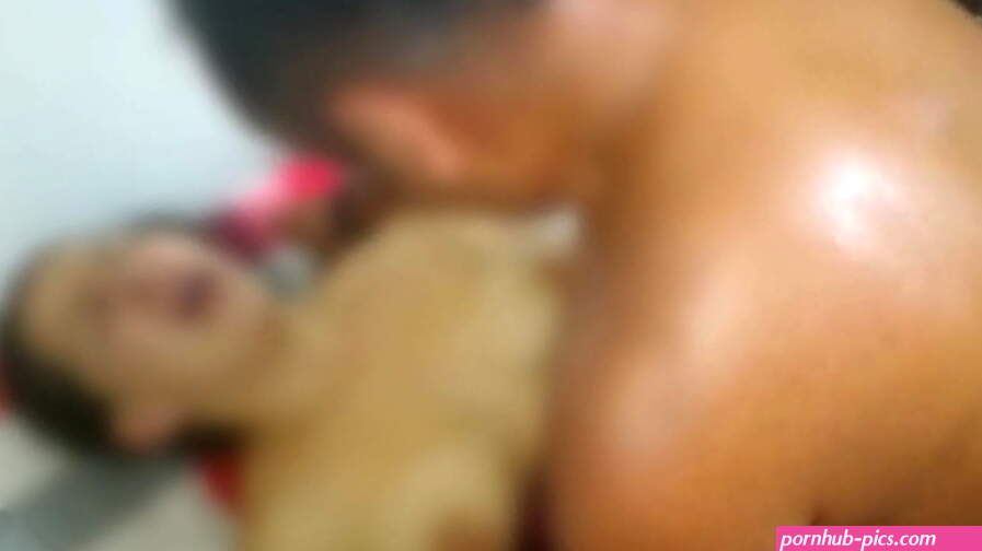 Mi esposo y su jefe me rompen el culo