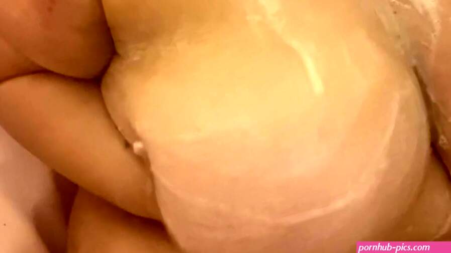Trentenaire et bbw se doucher et se frotter les seins avec du savon et du sperme