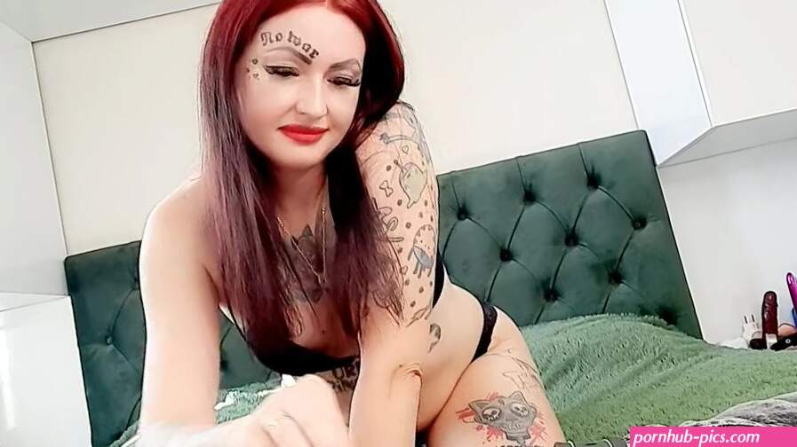 Watch how Mistress Nika plays with her slaves belly button. Fetish navel