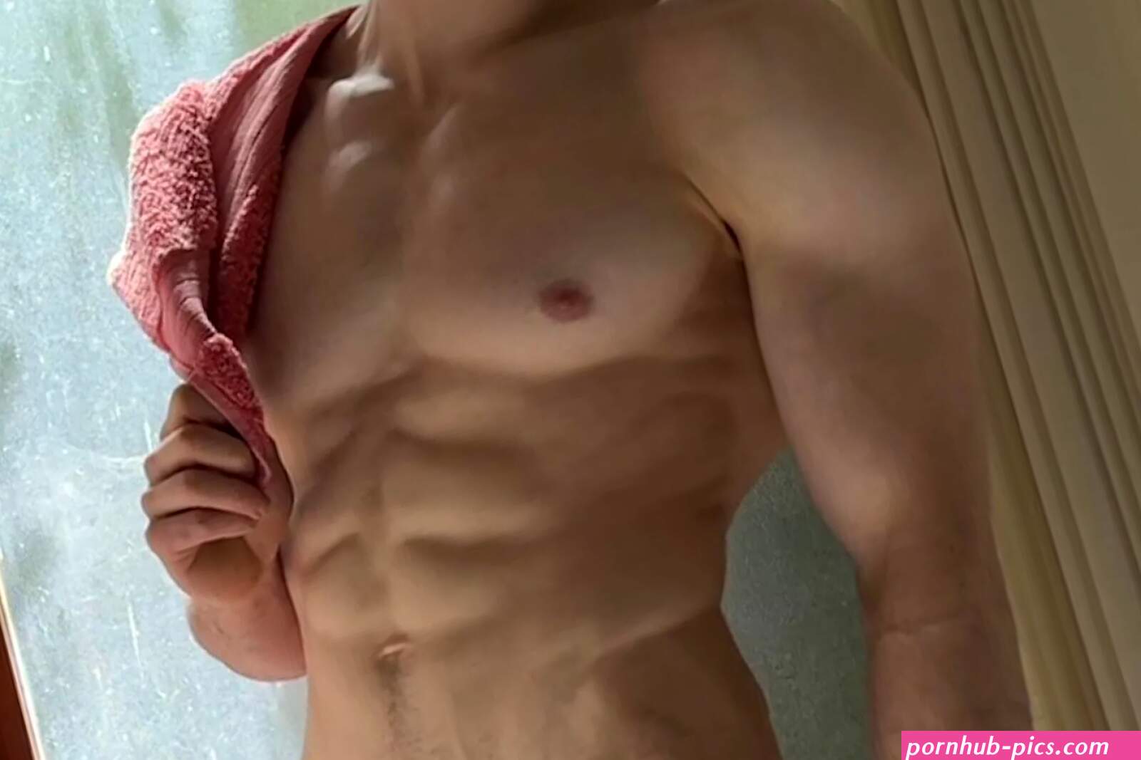 How To Take Nudes According to Guys Who Take Lots of Nudes