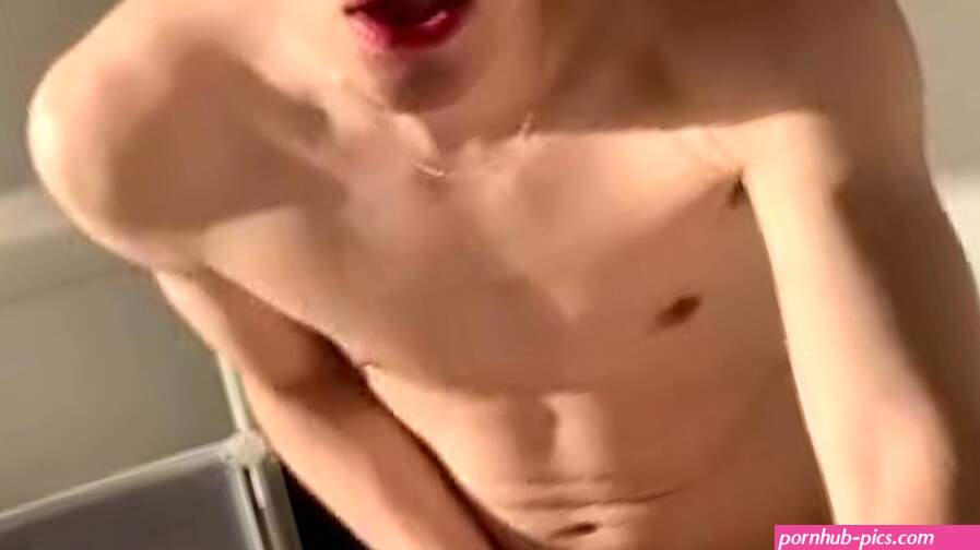 18 year old twink slut jerks off EXTREM HOT HUGE CUMSHOT