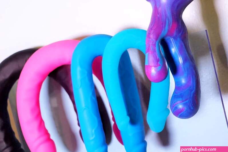 4 SILICONE double dildos for body-safe DP play compared!