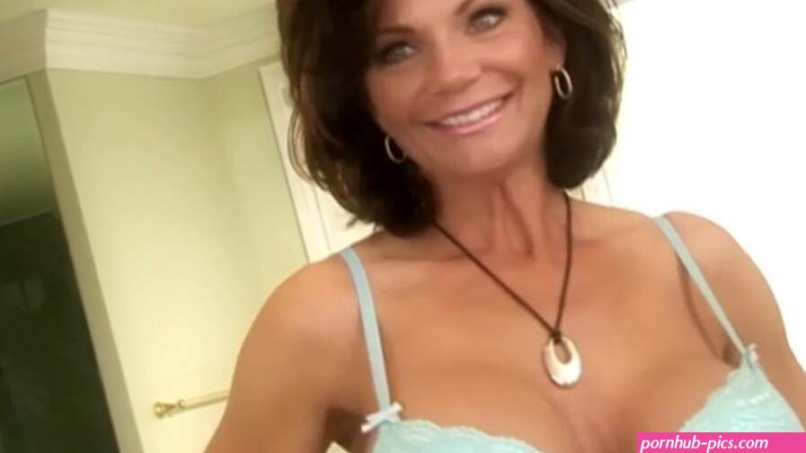 Busty lesbian milf Deauxma sixtynining beauty