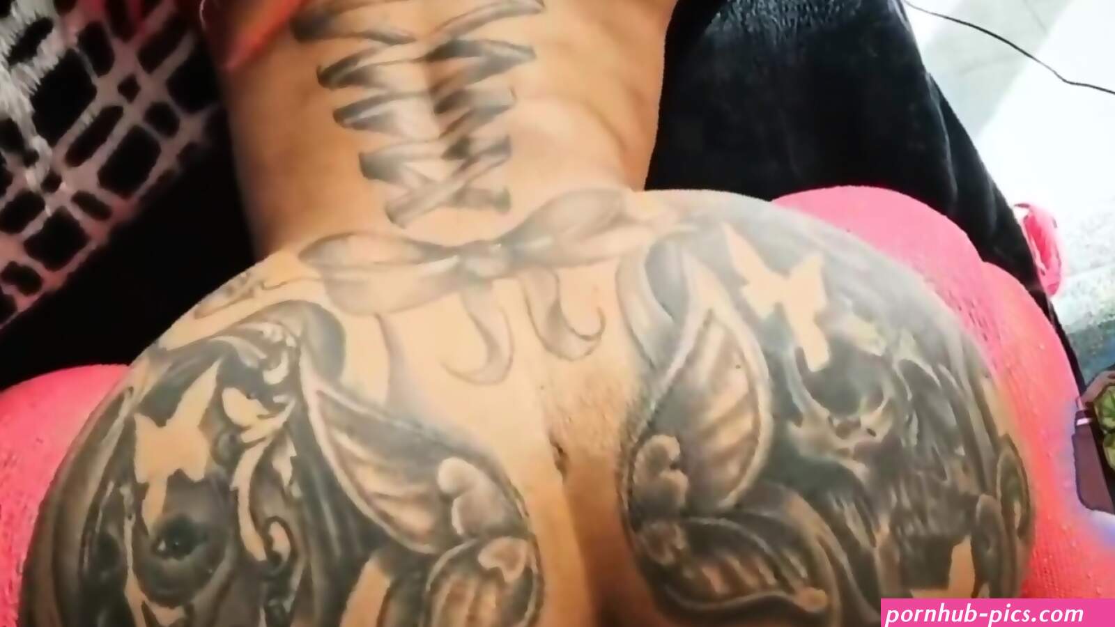 Big Booty Tattooed Ebony MILF