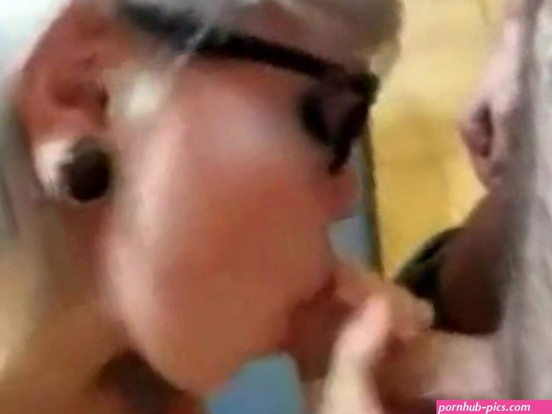 Aroused Girlfriend Pleased Orally Return Favor With Blowjob