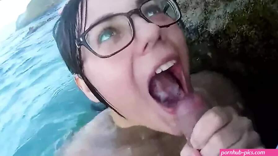 Holiday Blowjob in the Sea: Amateur Amateur Porn feat. TeacherOfMagicc
