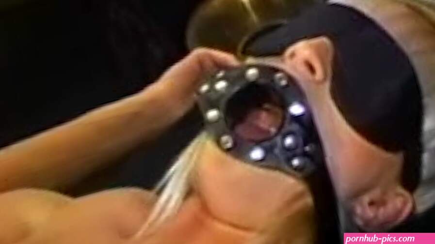 Kinky dyke babes strapon fucking in luscious threesome
