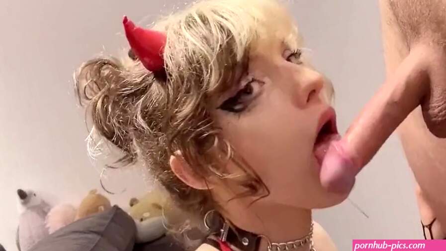 POV Cute alt tiener met grote kont wordt geneukt