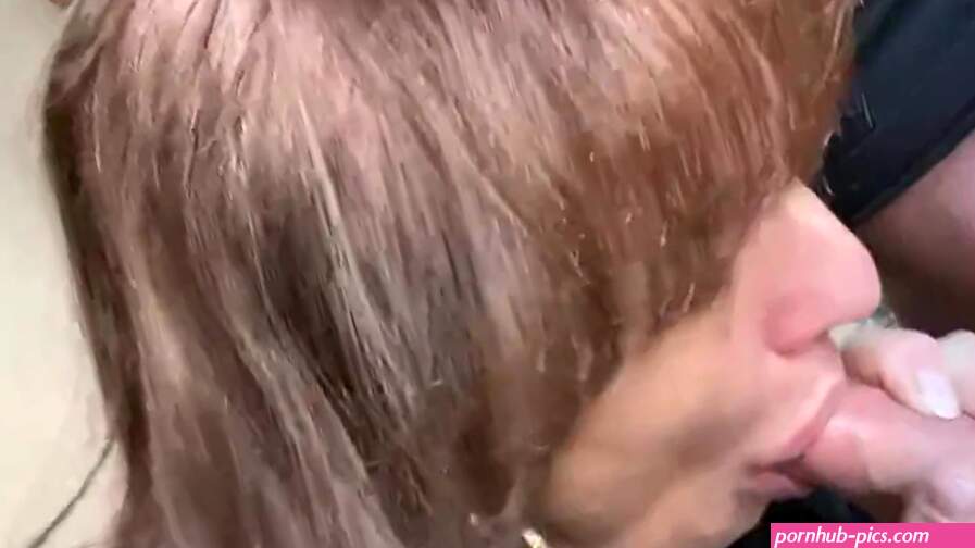 Mature slut gives blowjob on cam and she loves it