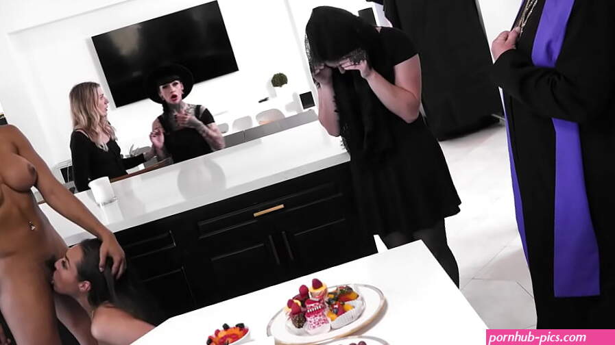 FREE USE LESBIAN SEX AT A FULL SCENE