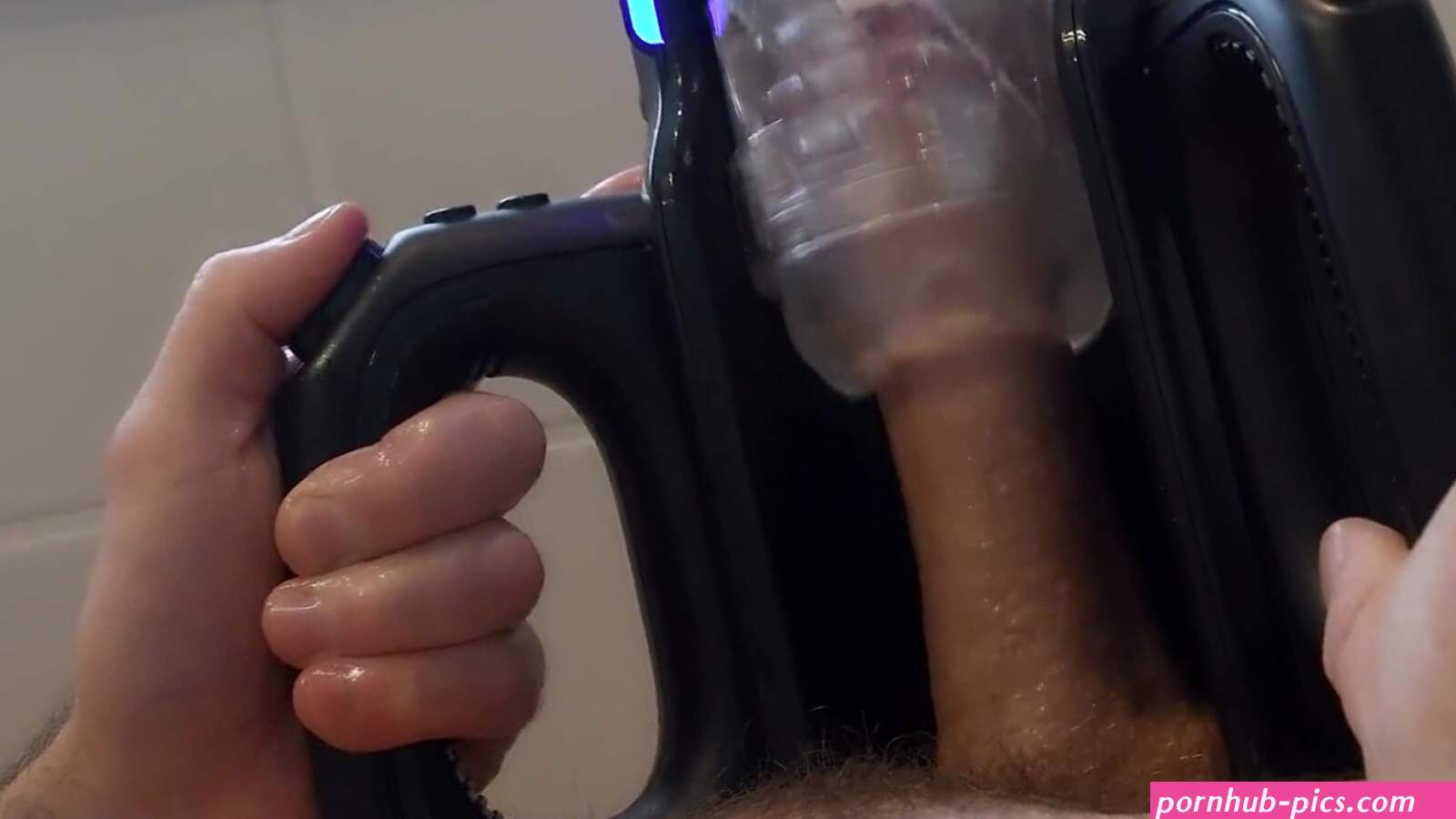 Je suis passé de la salle de sport à la masturbation avec un masturbateur à la maison.