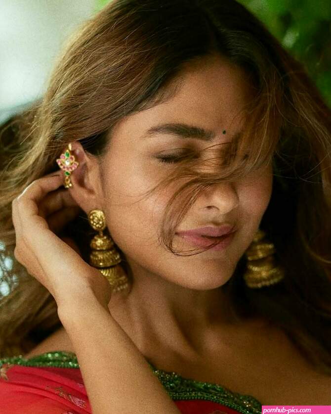 Mrunal Thakur Naakt Gelekt 5 Fotos