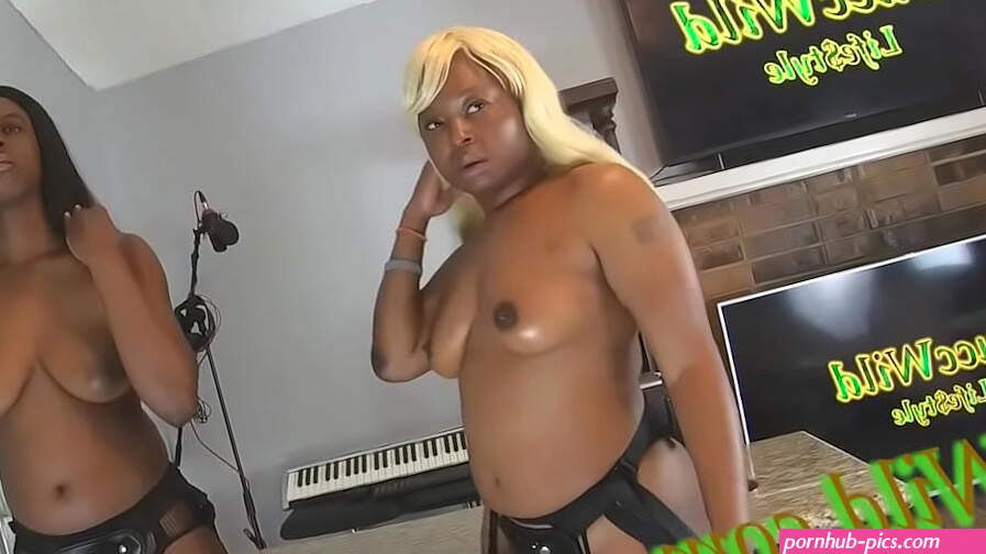 Chica negra tiene sexo anal consolador grande asitico woamn