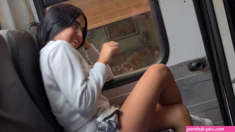 Ze zuigt mijn lul in de openbare bus en dan neuken we in een hotel.