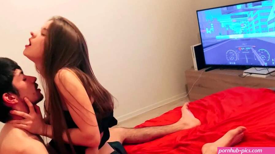 Elle rentre tard du travail par le patron et ne veut quune chose QUE JE LUI DONNE MA BITE