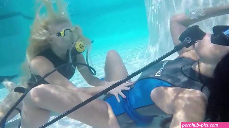 Hungarian lesbian babes underwater Vodichkina and Farkas