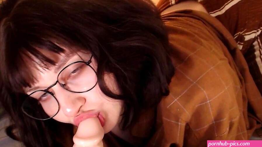 Brillennerd kijkt je in de ogen terwijl ze een dildo gebruikt in POV Porno Video