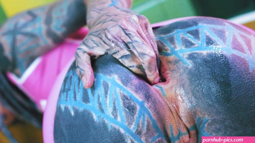 Anuskatzz encre de tatouage lourde modification du corps PORNHUB ANAL stretch XXL SQUIRT