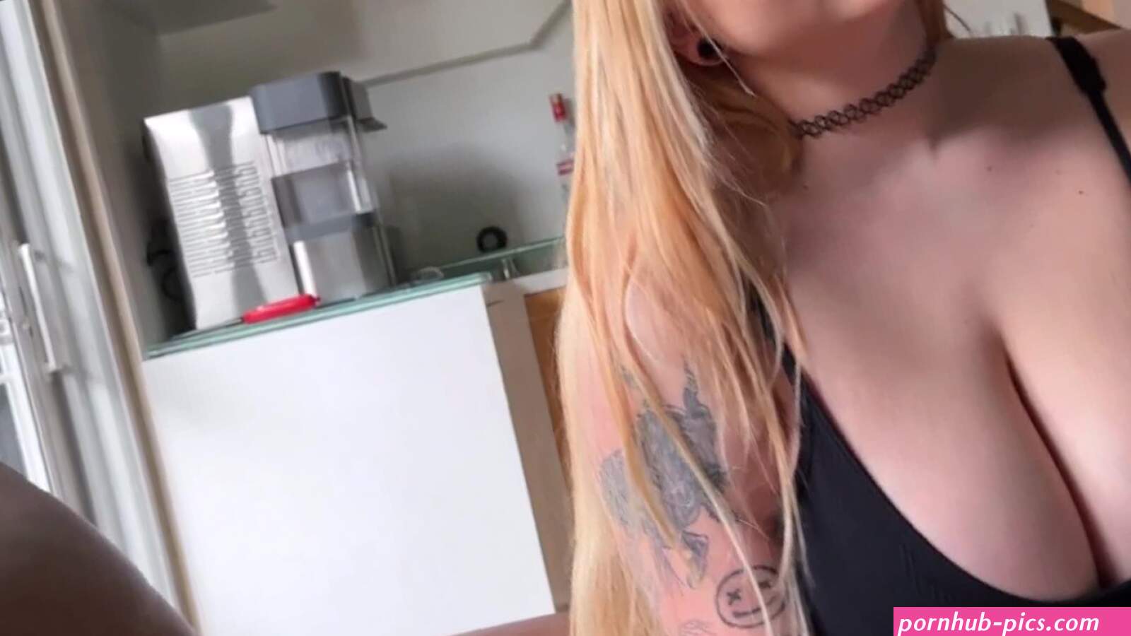 Een voluptueuze blonde tiener betrapt mij terwijl ik masturbeer met haar slipje